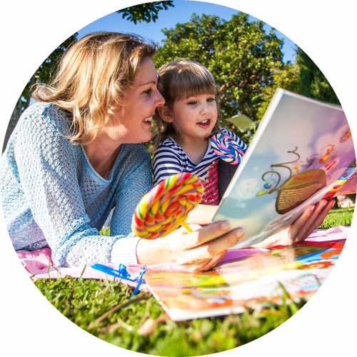 Imagem da autora e sua filha lendo livros numa linda paisagem